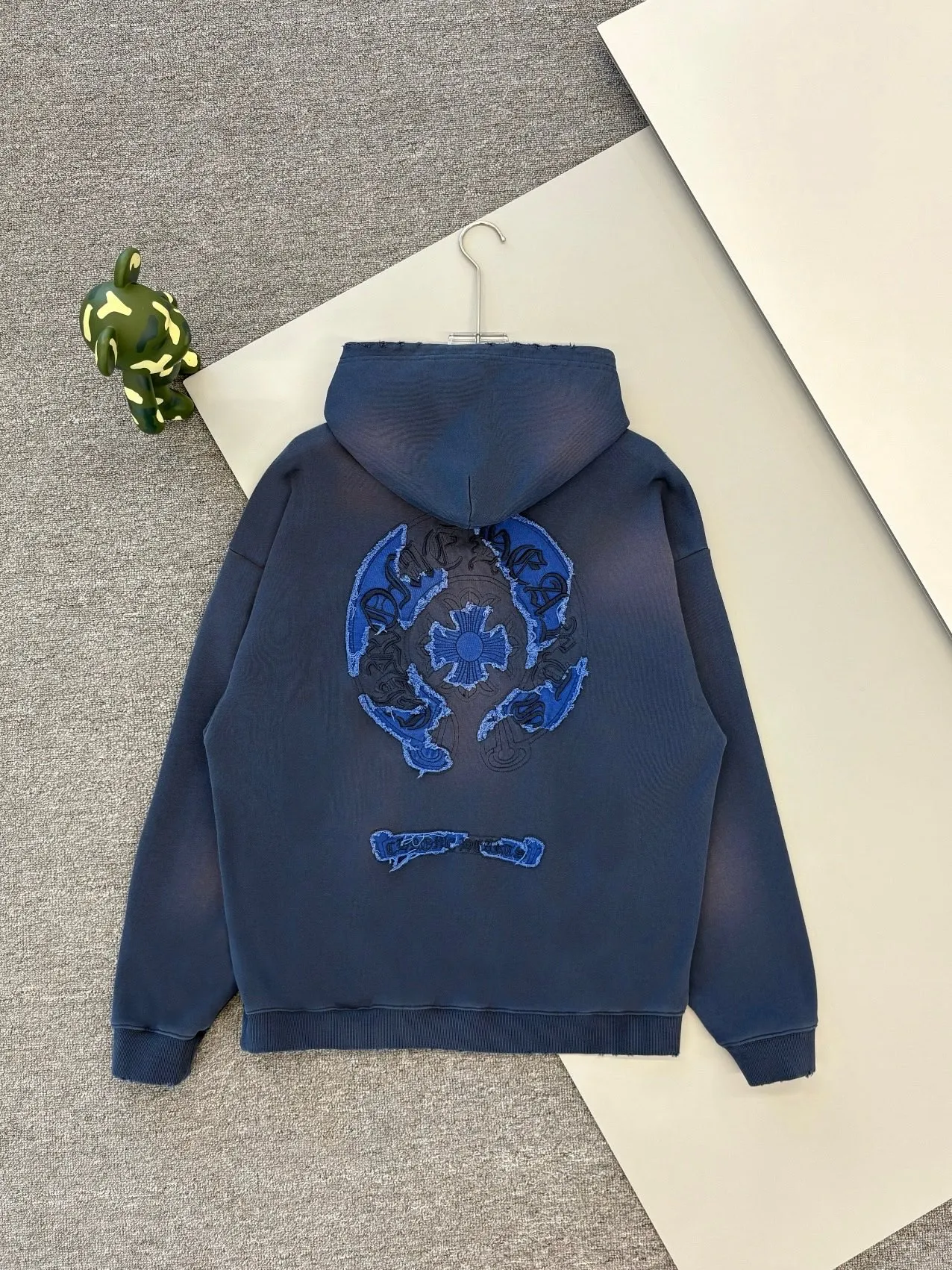 P340 [Higher Version] Chrome Hearts*Chrome Hearts Appliqué Embroidered Horseshoe Logo‼ ️Hooded Sweatshirt®* is made of 430g pure cotton sweatshirt fabric with double yarns. The fabric is woven with double yarns and twisted together. The strength is 40% higher than that of a single yarn, forming a three-dimensional texture similar to the texture of tripe. It not only maintains the moisture absorption and breathability of pure cotton, but also achieves "softness but not collapse" through double yarn thickening. The whole strip is scanned and sprayed with technology. Through the washing process, the local area will have a natural fading effect, and the os version will have a relatively lazy and loose feeling * Laser burnt appliqué ➕ Frayed process: micro patch on the chest, large logo horseshoe pattern on the back, heavy laser burnt three-dimensional appliqué pattern design, washed and frayed, and the overall garment will show a lazy style. *Whether it is daily outings or sports and fitness, you can show your trendy attitude and become the focus of the street. Same style for men and women 𝐂𝐎𝐋𝐎𝐔𝐑: white, blue, black 𝐒𝐈𝐙𝐄: S-XL